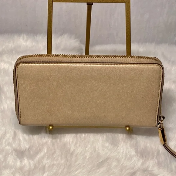 Henri Bendel Cream Leather Zip Around Wallet - Picture 2 of 13